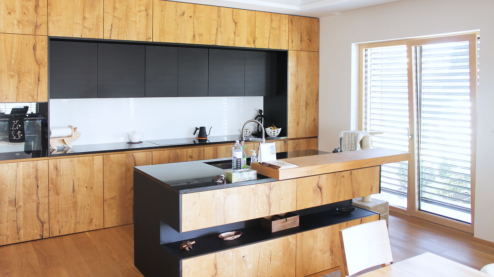 Moderne Küche in Schwarz und Holz