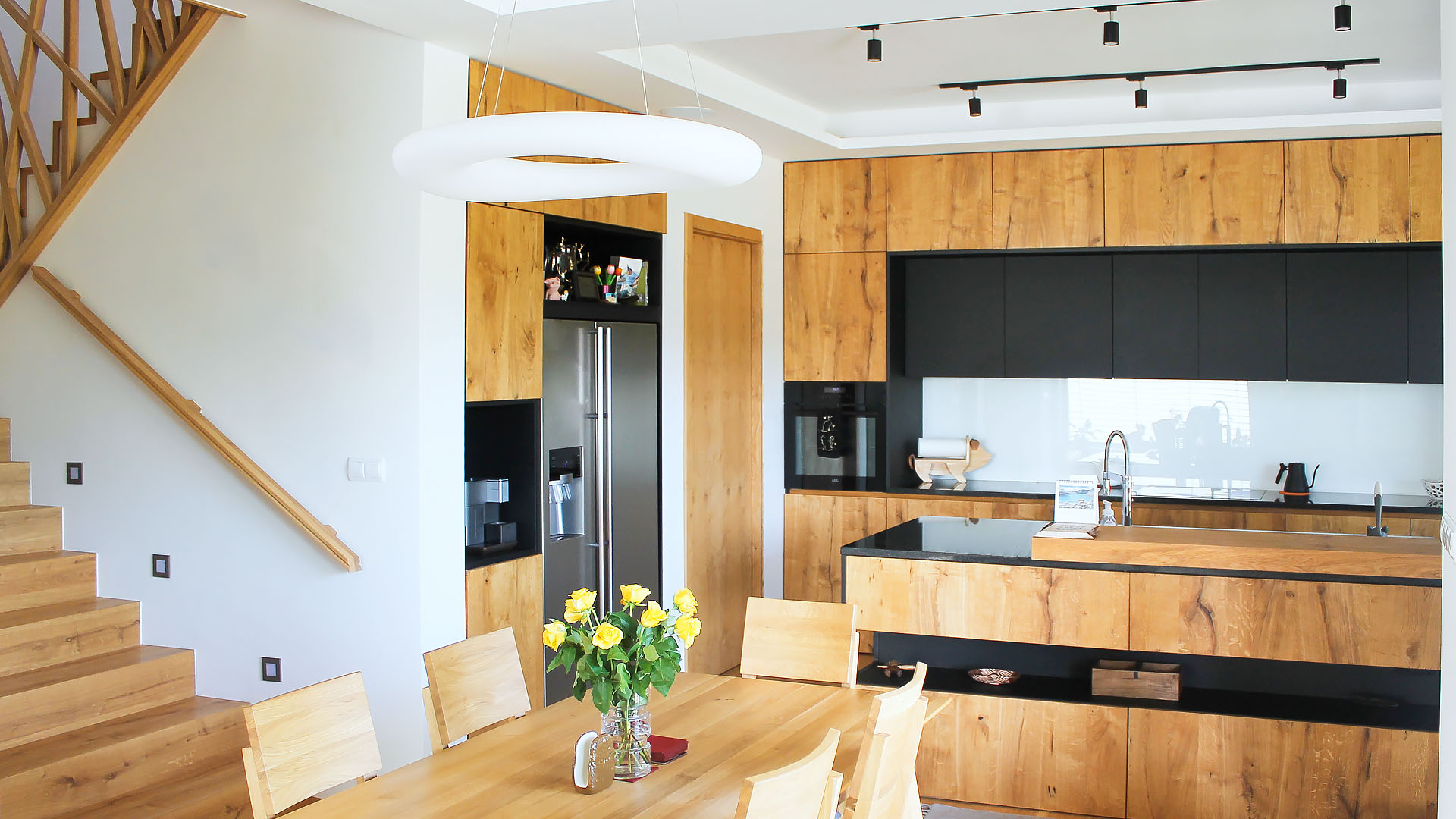 Moderne Küche in Holz-Optik